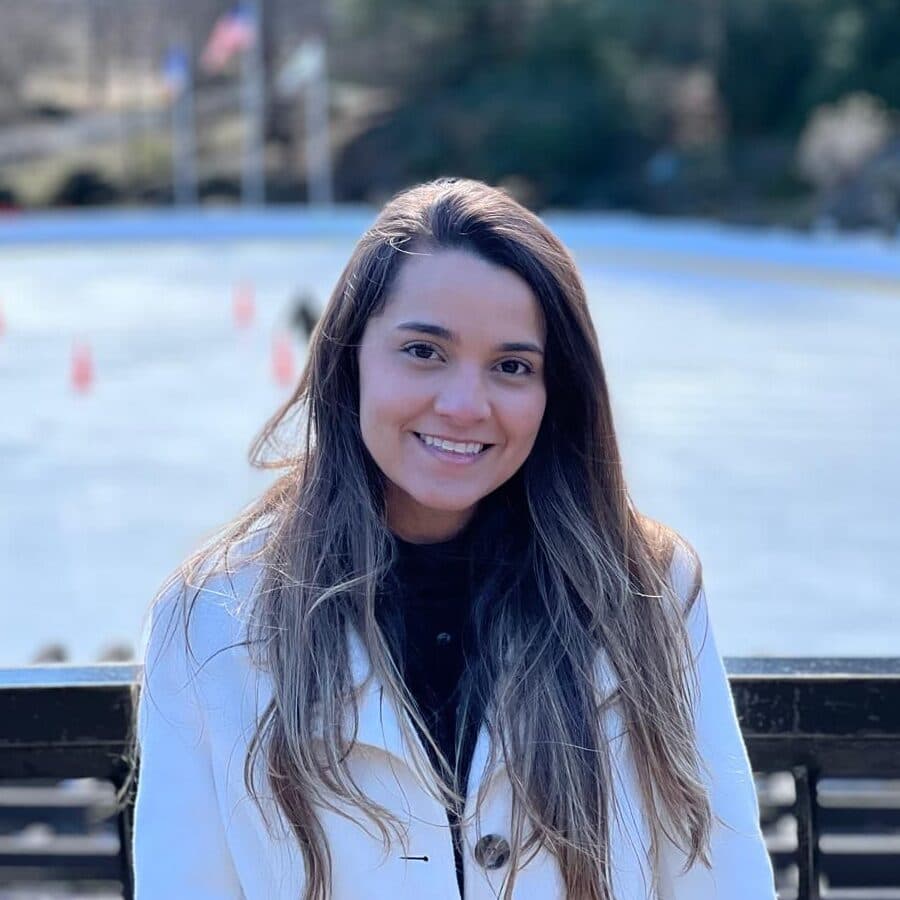 Foto da paciente que relatou segurança no tratamento na DF Odontologia